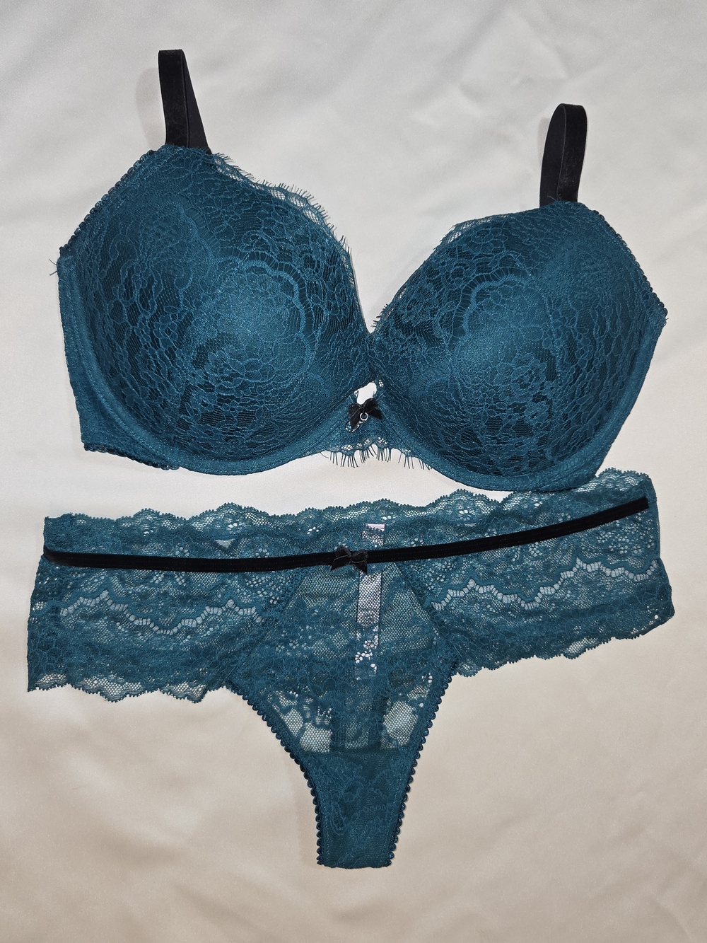 NWOT Victoria's Secret Dream Angels Dark Green Lace Bra & Thong Set - 32DDD & M